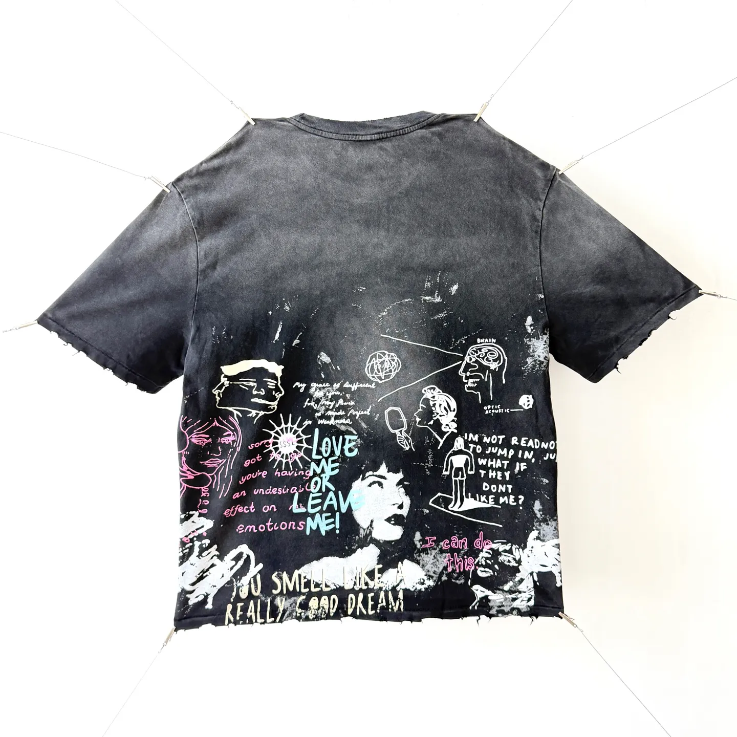P138 # CTS-120 Saint Street Dirty street hand-painted graffiti style T-shirt. Single-stitch sky-and-ground needle craftsmanship + multi-position manual destruction + heavy Assute fermentation mill and spray horse water washing craft. Full of retro and high-end feeling. Size: S M L XL